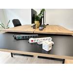 Die Brennenstuhl-Eco-Line-Steckdosenleiste steht zusammen mit der Hama 00030382 und der JSVER-PS3132-Würfelsteckdose auf einem schwarzen Tisch.