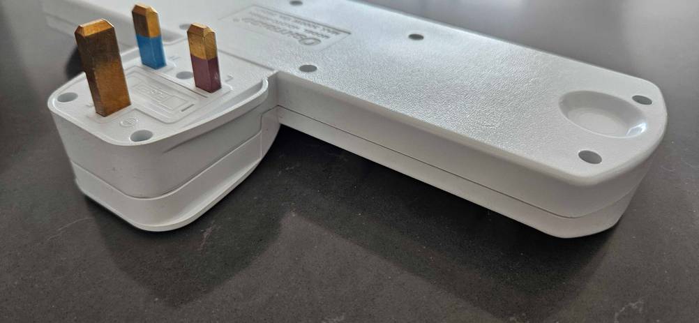 Nahaufnahme des Stromsteckers einer Steckdosenleiste (einzeln schaltbar) im Test.