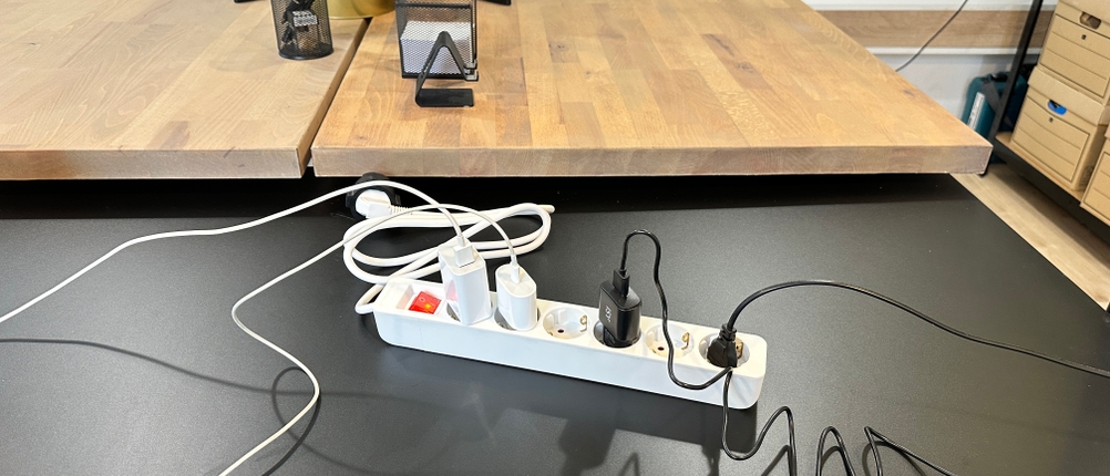 Mehrere Geräte und Kabel sind mit der Hama 00030382 verbunden und liegen auf einem Tisch.