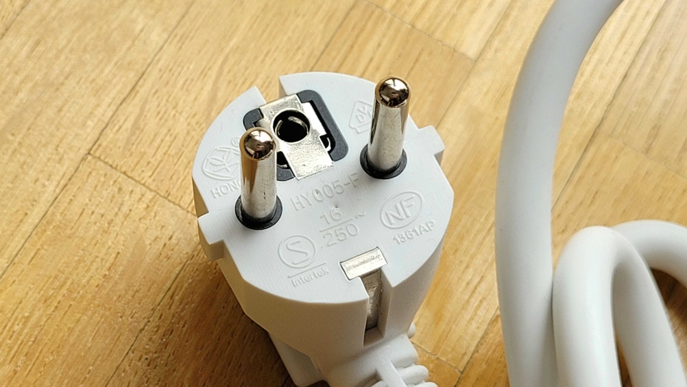 Steckdosenleiste getestet: Nahaufnahme eines Stromsteckers.