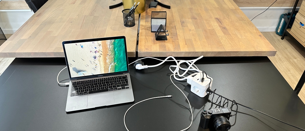 Ein Laptop und mehrere Kabel sind mit der JSVER PS3132 verbunden und liegen auf einem Tisch.