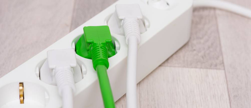 Steckdosenleiste mit Flachstecker-Test