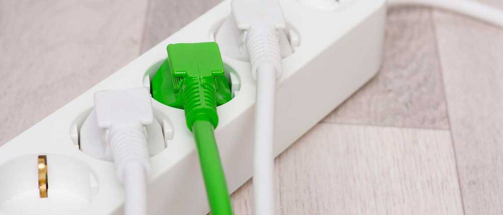 Steckdose mit grünem Stecker