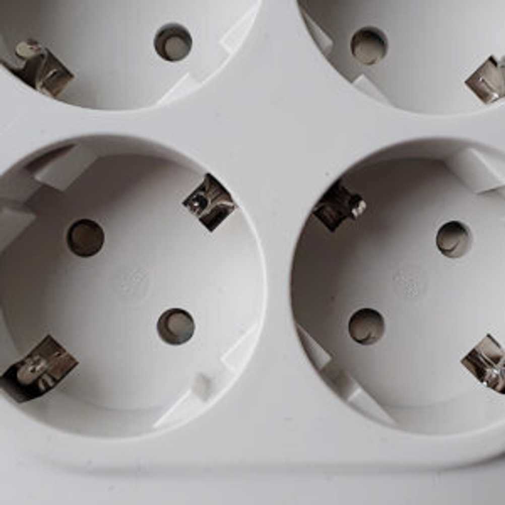 Steckdosenleisten-Test: Ansicht von oben auf eine 4er-Steckdose