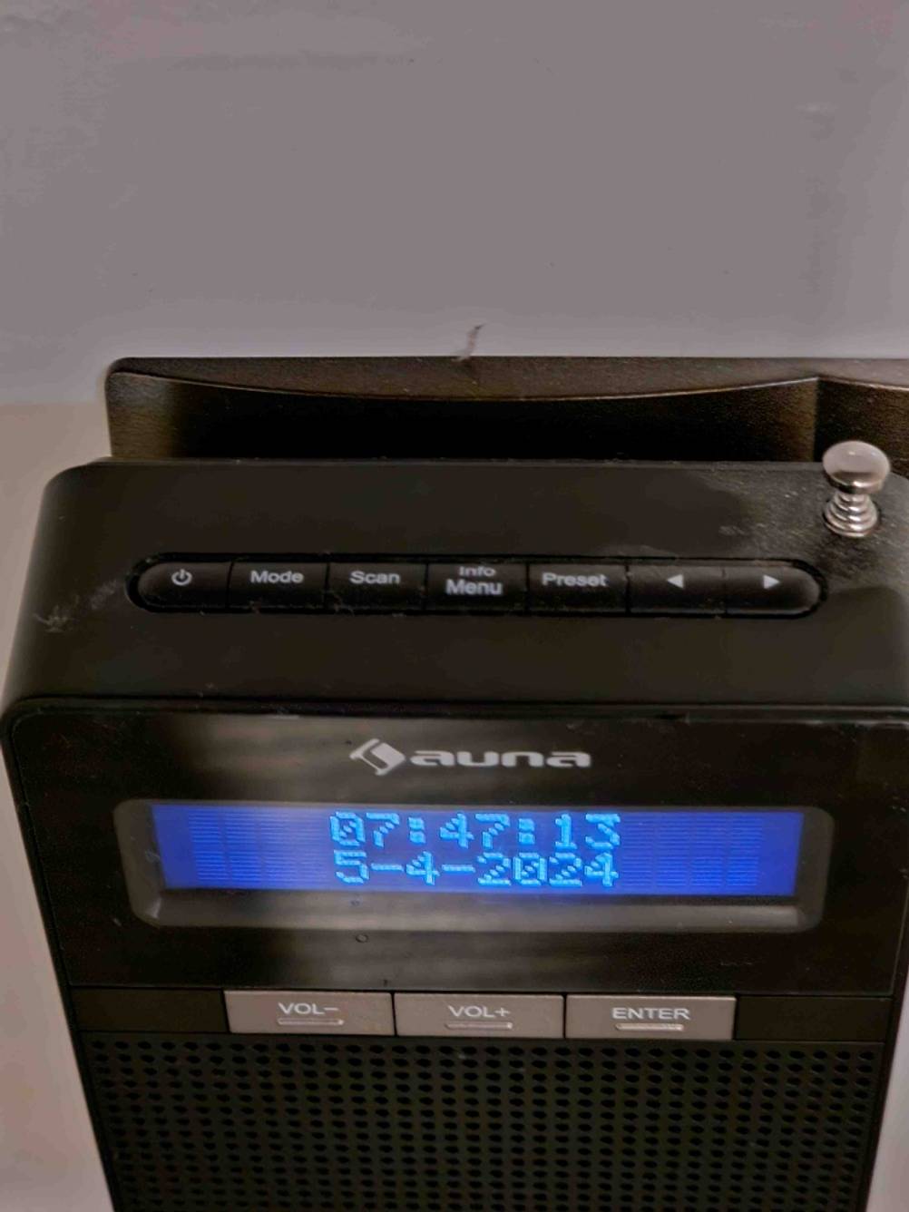 Nahaufnahme der Bedienelemente eines Steckdosenradio im Test.