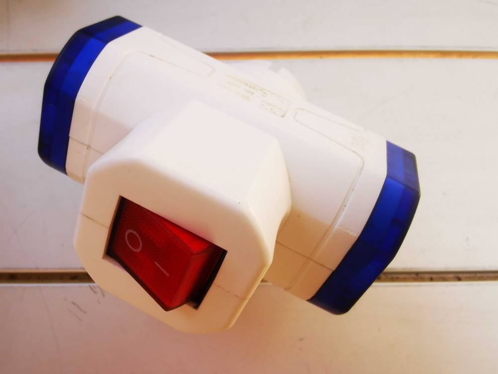 Der getestete Stecker mit Power-Button nach vorne.
