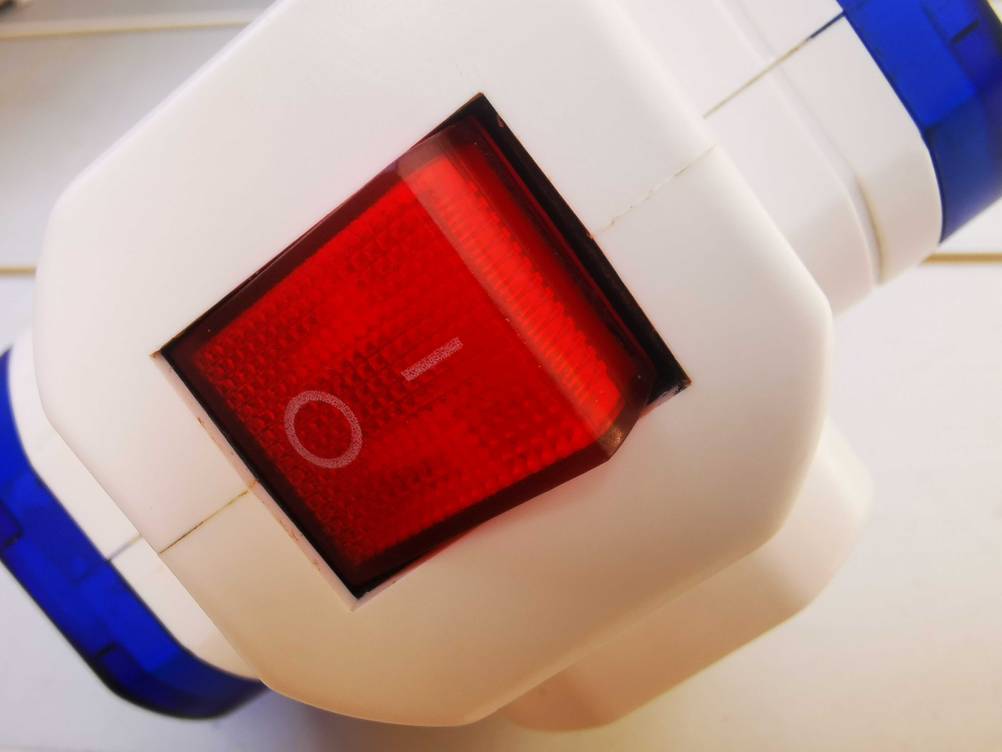 Steckdosenwürfel-Test: Nahaufnahme des Power-Buttons.