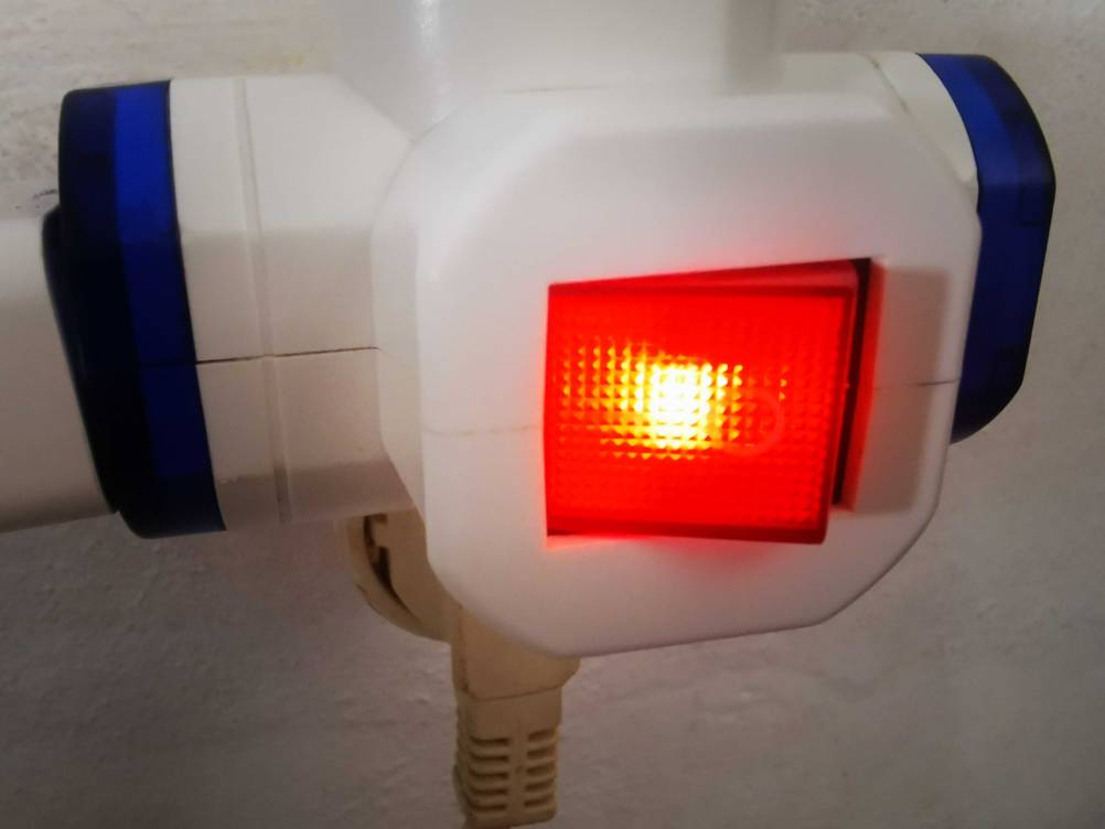 Steckdosenwürfel im Test: Nahaufnahme des leuchtenden Power-Button.