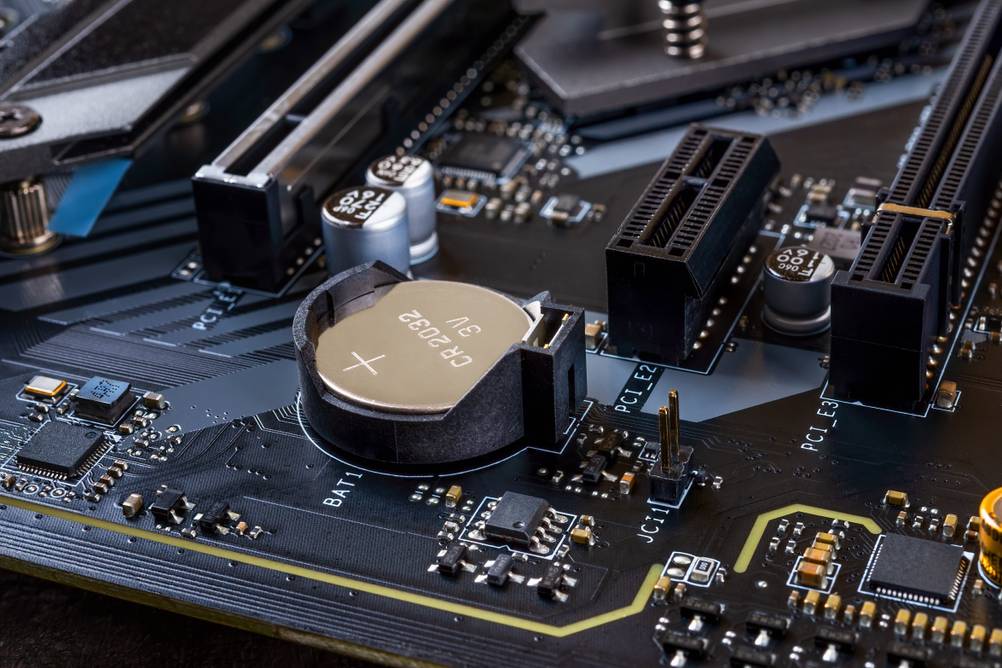 Die Steckplätze eines getesteten Mainboards in Detailansicht. Davor befindet sich die CMOS-Batterie.