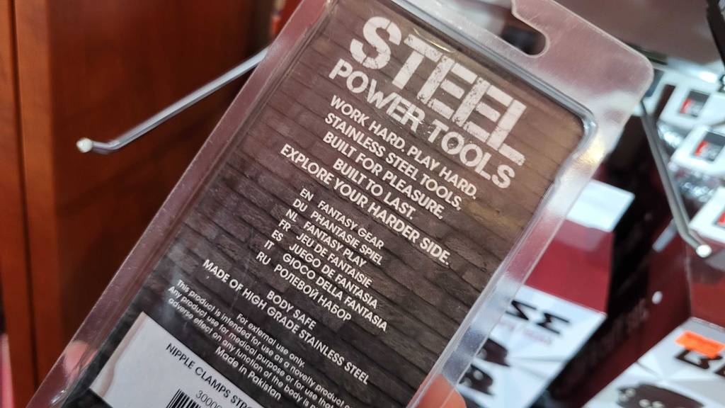 Nippelklemmen-Test: Nippelklemmen der Marke Steel Power Tools in einer Kunststoffverpackung eingeschweißt, hängen an einem Verkaufsstand.