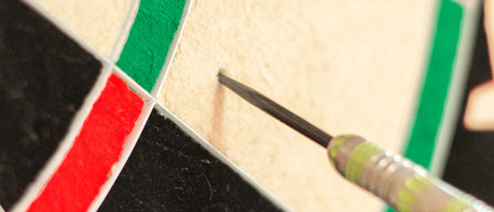 Dartpfeile im Test: Dartpfeil, der in einer Dartscheibe steckt
