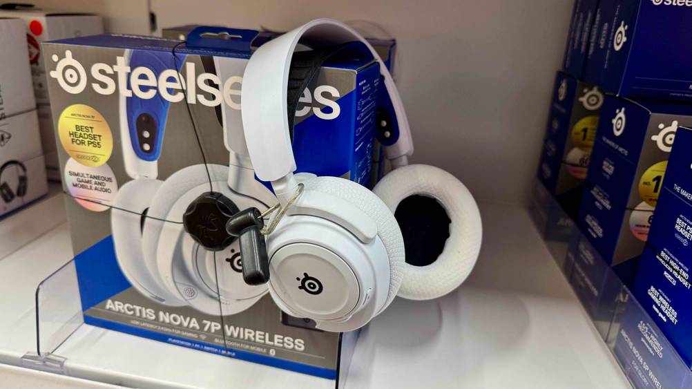 Das SteelSeries-Headset im Test hängt über der Originalverpackung in einem Verkaufsregal.