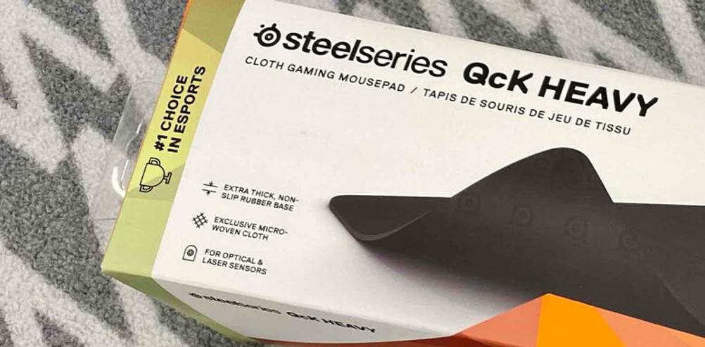 Ein schwarzes, flexibles, XXL-Mauspad im Test befindet sich in der Originalverpackung.