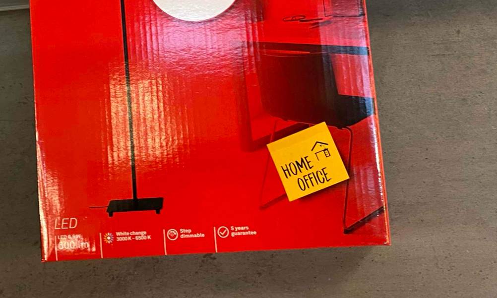 Stehlampe Büro getestet: Nahaufnahme der Infografiken auf der unteren Hälfte einer Originalverpackung.