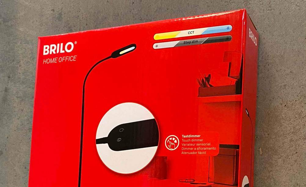 Nahaufnahme des Logos auf einer Verpackung der Stehlampe Büro im Test.