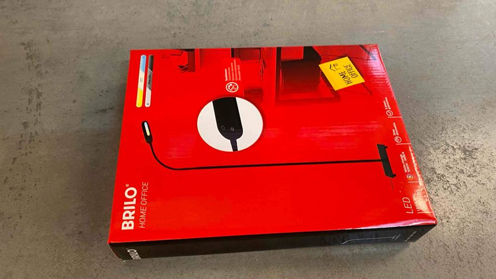 Seitenansicht der Verpackung einer getesteten Stehlampe Büro auf eine Betonboden.
