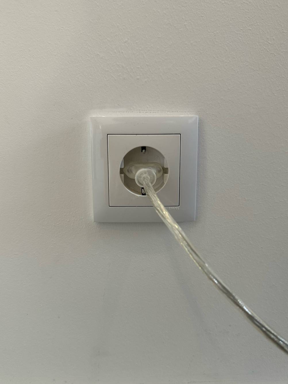 Stehlampe getestet: Nahaufnahme des Stomkabels einer Stehlampe in der Steckdose.