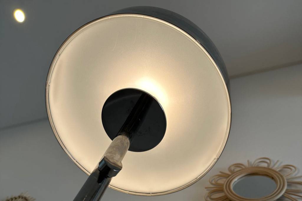 Säule von einer getesteten Stehlampe.