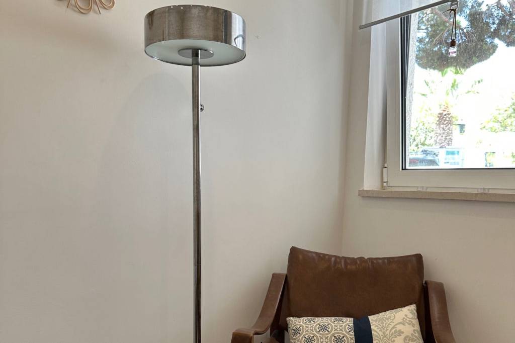 Stehlampe im Test: Lampe steht neben einem Stuhl. 