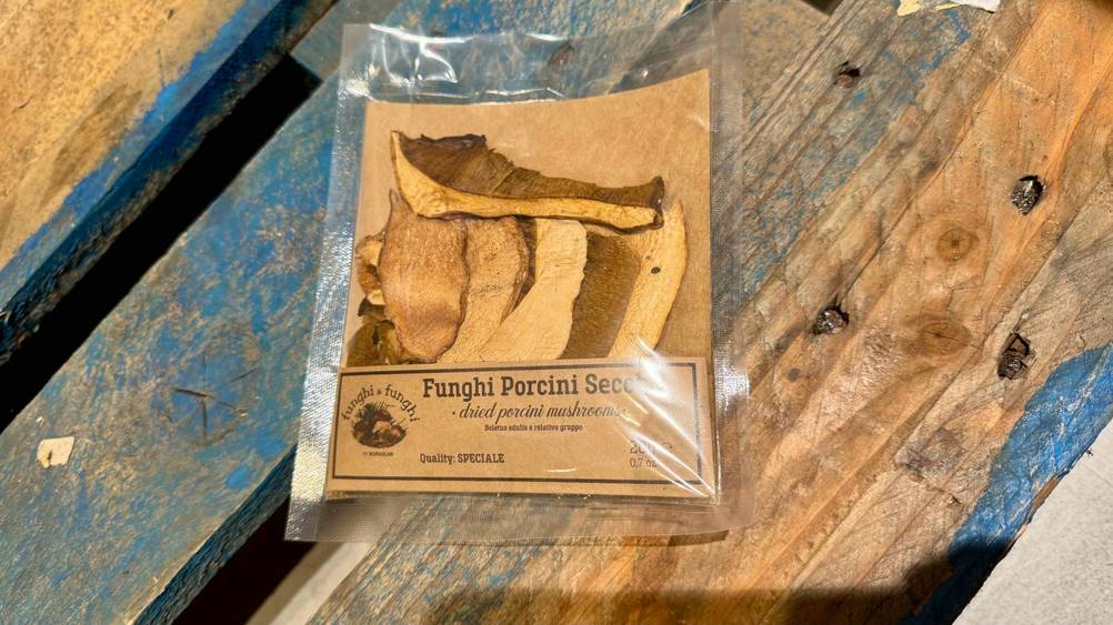 Die getesteten Steinpilze liegen verpackt auf einer Holzfläche.