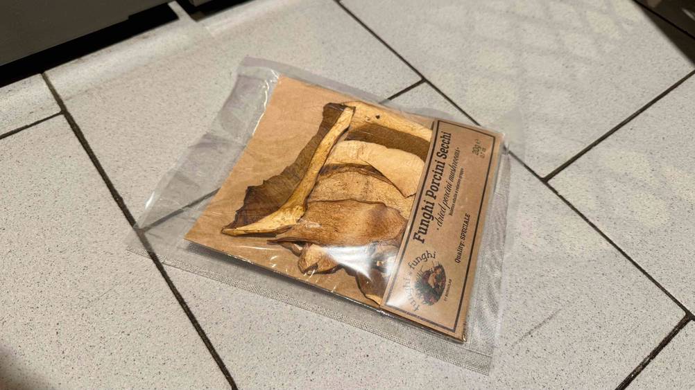 Eine Packung der getesteten Steinpilze auf einem Fließenboden.