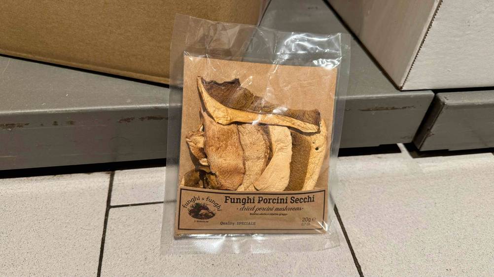 Getestet: Eine Packung Steinpilze im Test auf einem Boden.