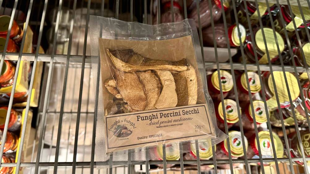 Steinpilze im Test: Eine Packung liegt auf einem Gitter.