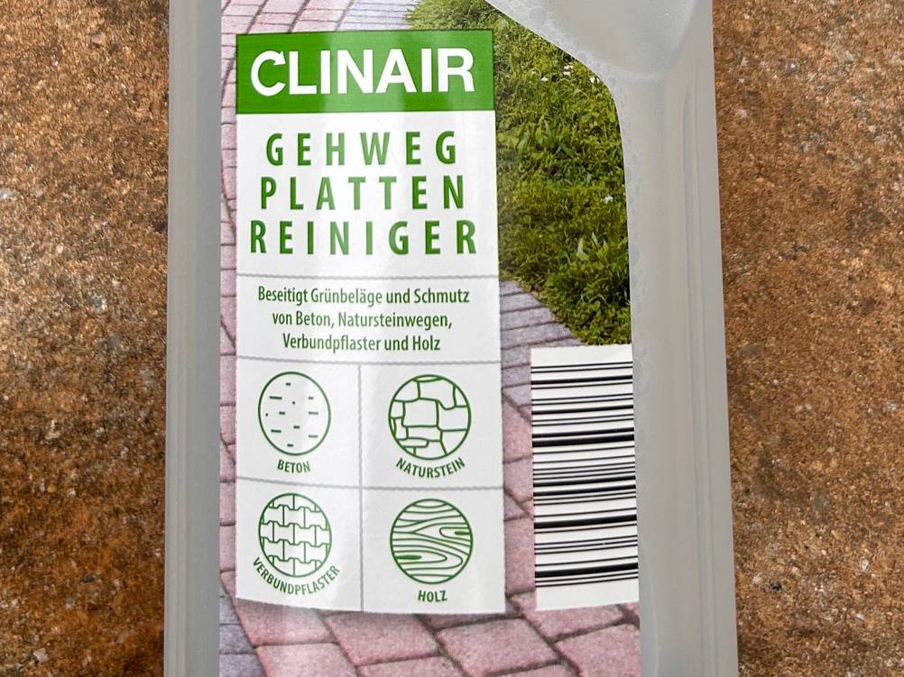 Nahaufnahme des Labels mit Informationen auf der Vorderseite der Flasche des getesteten Stinreinigers.