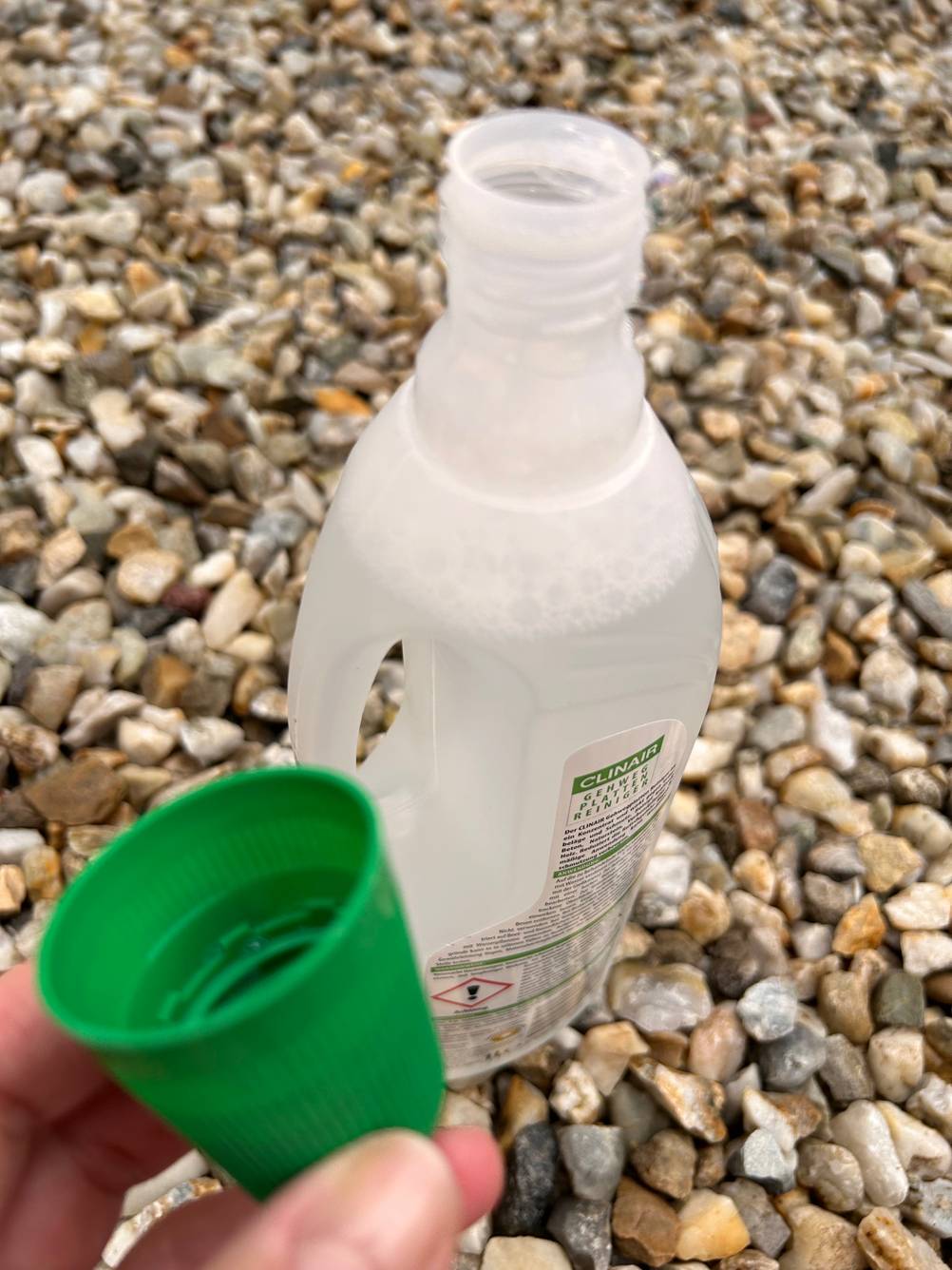 Eine Flasche steinreiniger mit Dosierhilfe 