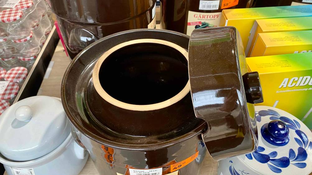Gärtopf-Test: Nahaufnahme des Topfes mit geöffnetem Deckel.