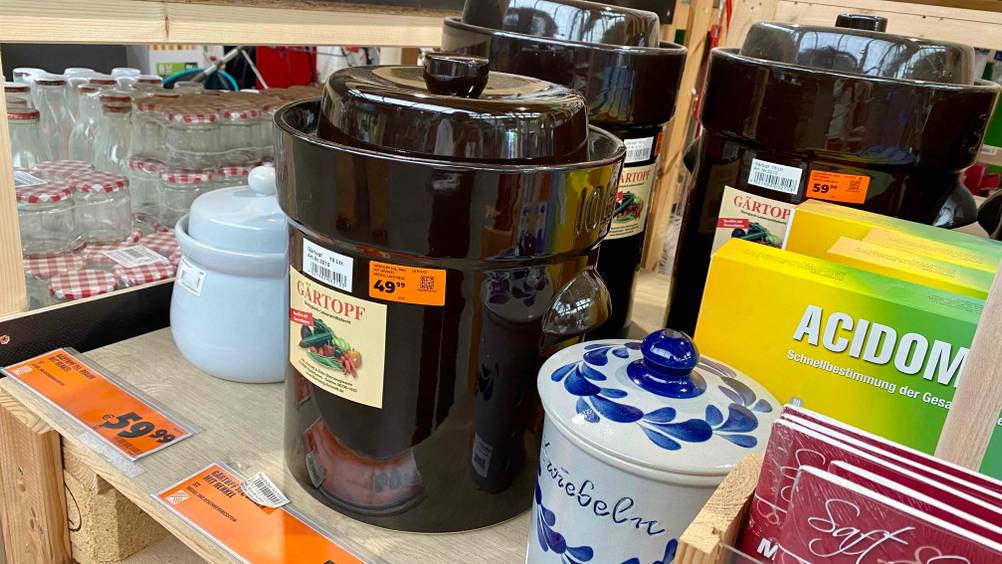 Im Test: Ein Gärtopf zwischen vielen anderen Produkten auf einem Verkaufsregal mit Preisangabe.