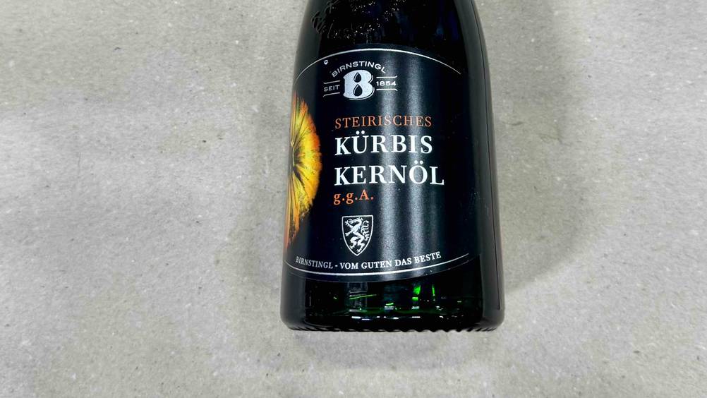 Steirisches Kürbiskernöl getestet: Nahaufnahme des Labels auf der Flasche mit Logo und Aritkelbezeichnung.
