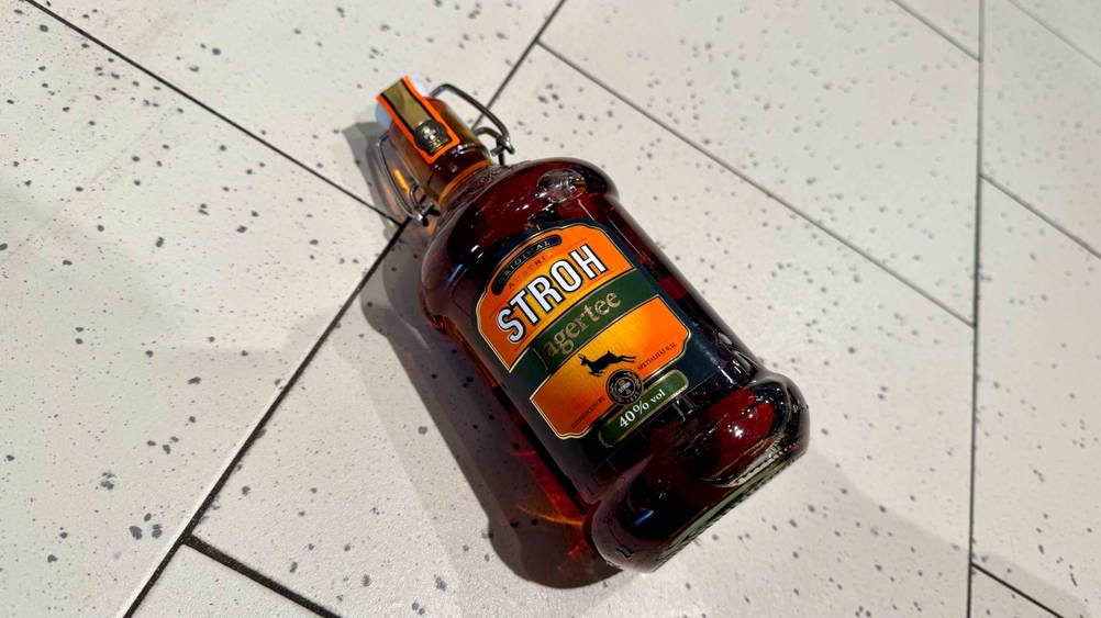 Eine Flasche des getesteten Jagertees auf einem Fußboden liegend.