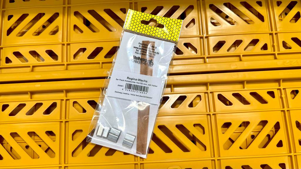 Holzdocht-Test: Blick von oben auf mehrere Dochte mit Zubehör in einer transparenten Verpackung.
