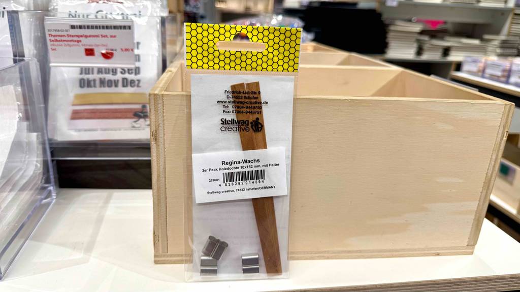 Ein 3er-Set Holzdocht lehnt zum testen an eine Holzkiste.