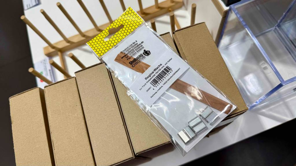 Holzdocht getestet: Eine Packung liegt auf mehreren Kartons.