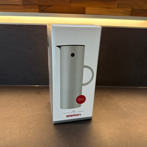 Der Karton der Stelton EM 77 steht auf einer Arbeitsplatte