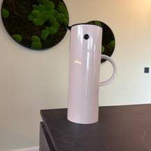 Die Stelton EM 77 steht vor einer grünen Wand