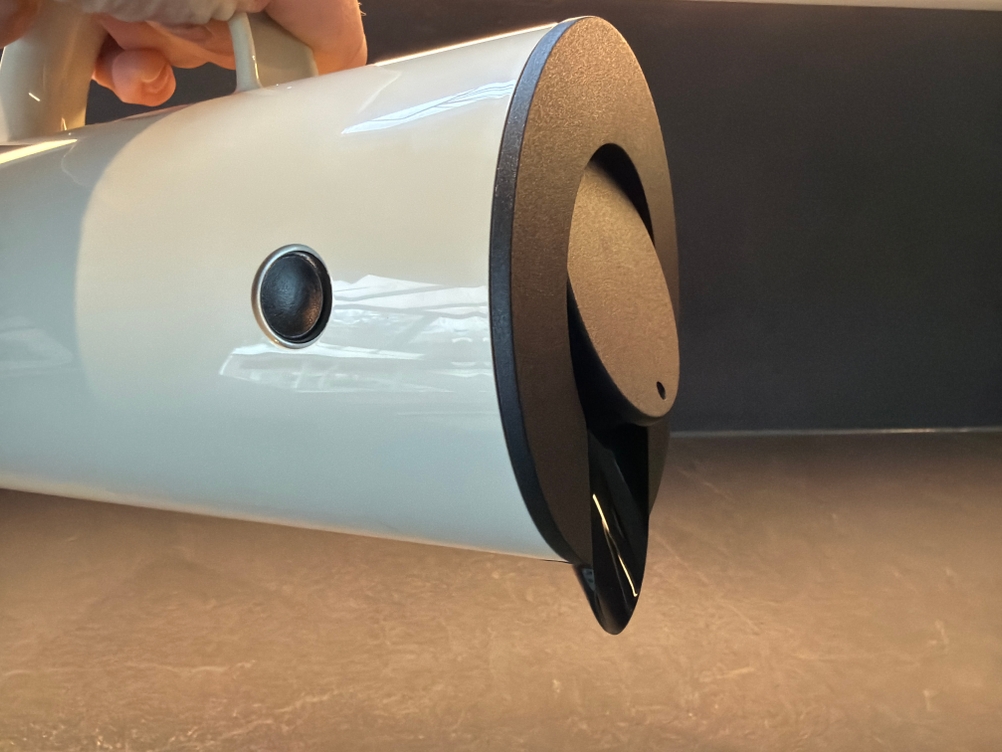 Der Deckel der Stelton EM 77 ist entriegelt