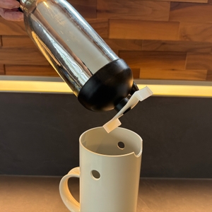 Eine Hand hält die innere Flasche der Stelton EM 77 fest