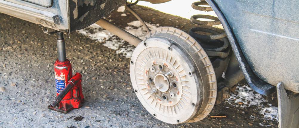 Ein platter Reifen ist schnell passiert. Mit einem Stempelheber bocken Sie Ihr Fahrzeug schnell auf und können problemlos den Reifen wechseln.
