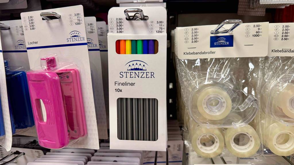 Im Test: Die Fineliner in der 10-Stück-Packung befinden sich an einem Verkaufsstand zwischen Büro-Produkten.