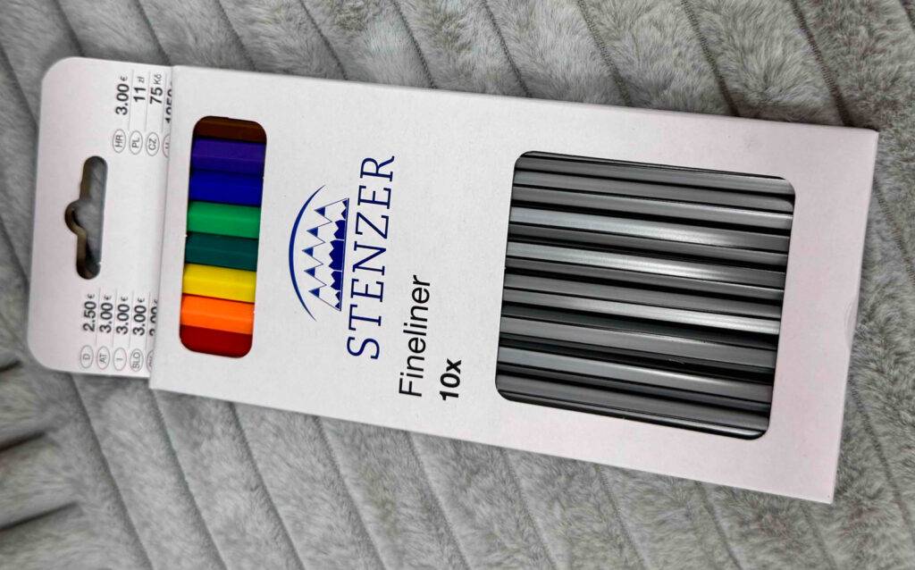 Nahaufnahme der 10-Stück-Packung mit getesteten Fineliner in verschiedenen Farben.