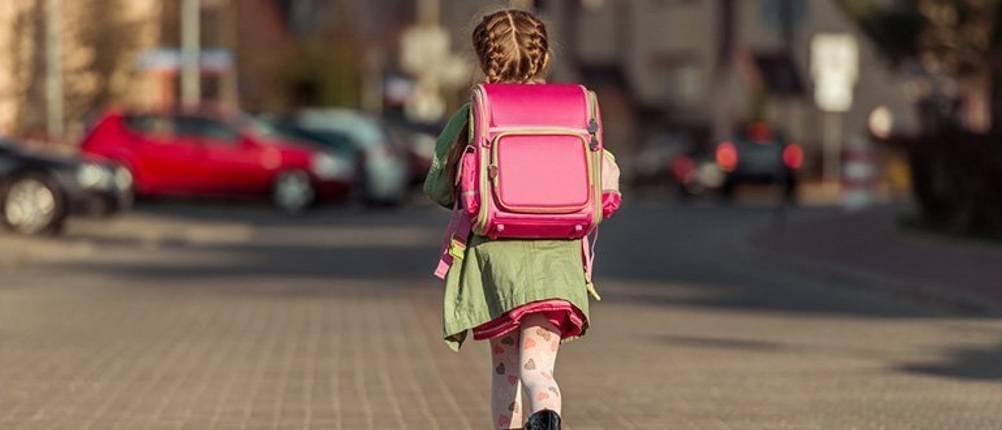 Step by Step Schulranzen im Test: Ein Mädchen mit rosa Schulranzen