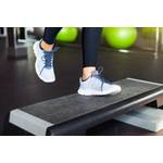 Mini-Stepper-Test: Eine Person trainiert auf einem Steppbrett. 