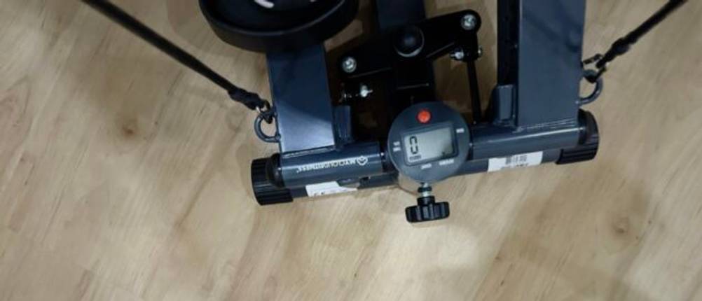 Eine Nahaufnahme zeigt ein digitales Display und einen Drehknopf zur Einstellung an der Basis des Steppers.