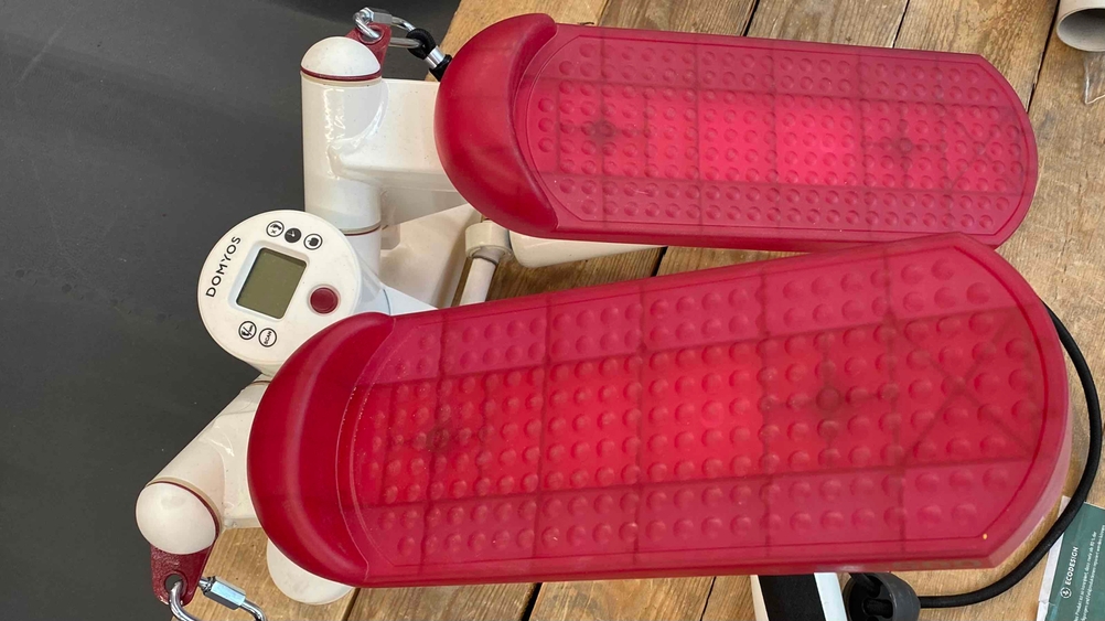 Stepper in rot-weiß mit Schrittzähler.