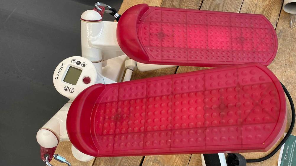 Stepper in rot-weiß mit Schrittzähler.