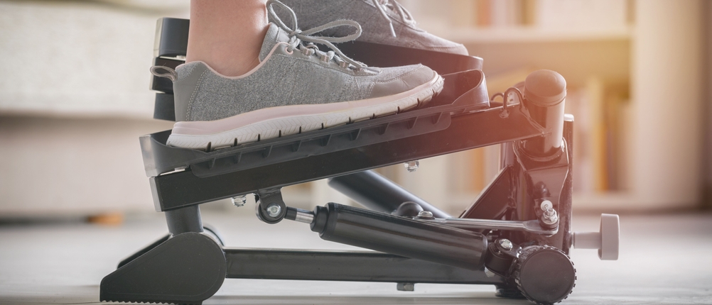 Beschuhte Füße in Seitenansicht auf einen Stepper