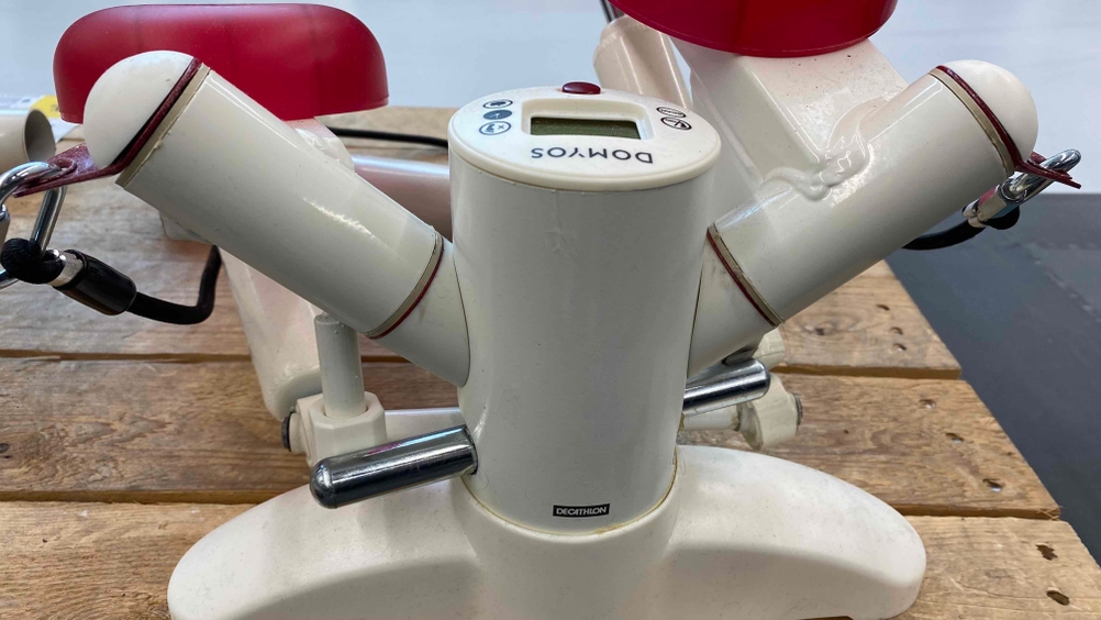 Vorderseite von einem Stepper von Domyos mit Schrittzähler.